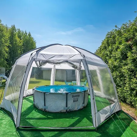 Spacious And Comfortable Homes With Pool 別荘