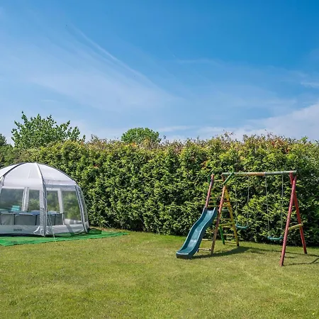 Spacious And Comfortable Homes With Pool 別荘