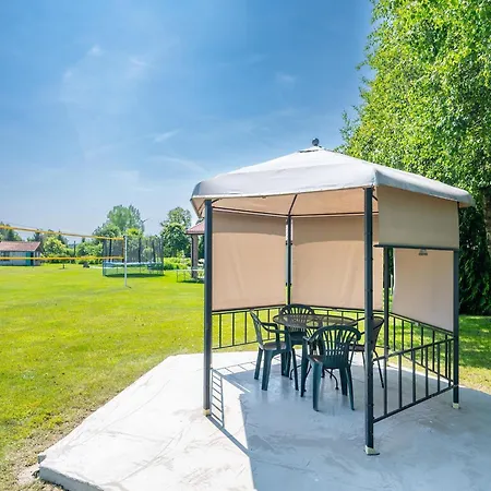 Spacious And Comfortable Homes With Pool 別荘